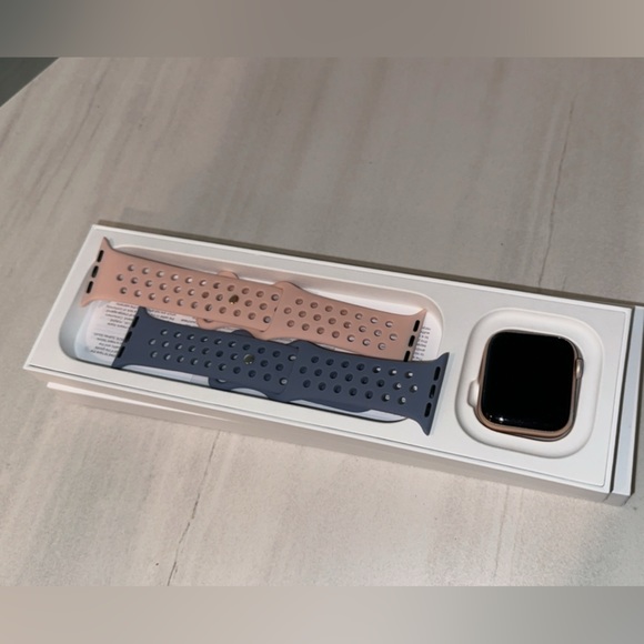 Apple Watch Series 6 40mm (Used) still in excellent condition - Picture 3 of 5